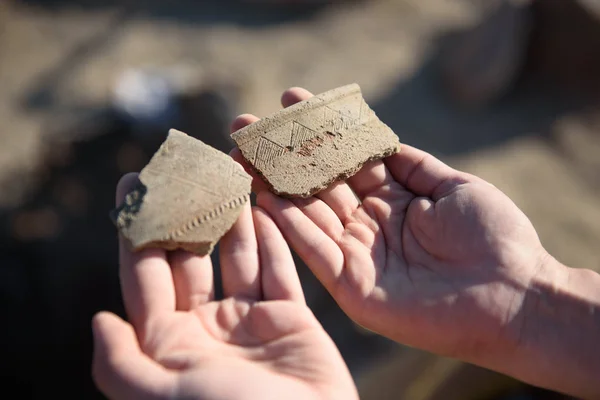 Arqueólogo Sítio Arqueológico Mostra Fragmentos Cerâmica Antiga Nas Mãos — Fotografia de Stock