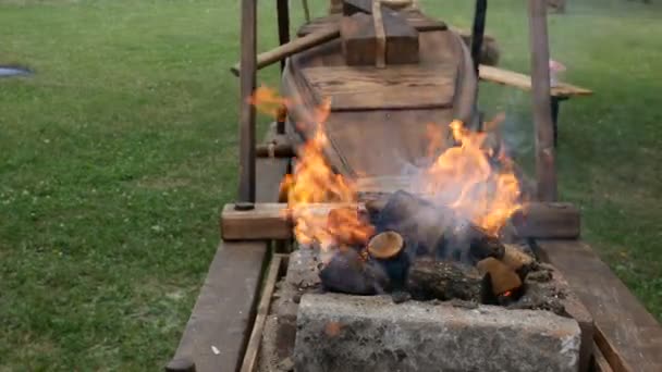 Blacksmith Szőrmék Szivattyú Levegő Gyullad Hagyományos Kovácsolás Szén Kemence — Stock videók