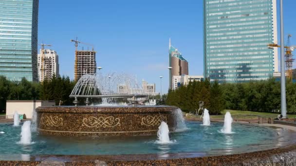 Kazakistan Nur Sultan Torre Bayterek Fontana Primo Piano Giorno Soleggiato — Video Stock