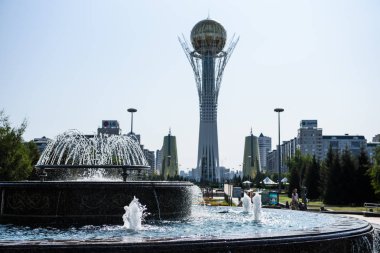 Kazakistan, Nur-Sultan, Bayterek kulesi ve çeşme ön plandadır. Güneşli gün, yaz.