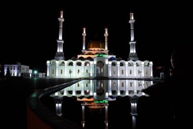 Nur Sultan, Kazakistan Ağustos 2019. Rüyada Nur Astana'yı gece arka ışıkla hayal edin. Çeşmedeki yansıma.