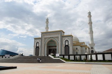 Nur Sultan şehrinde ki Hazret Sultan Camii. Güneşli bir günde bir caminin güzel beyaz bina.