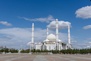 Nur Sultan şehrinde ki Hazret Sultan Camii. Güneşli bir günde bir caminin güzel beyaz bina.