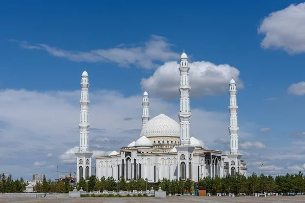 Nur Sultan şehrinde ki Hazret Sultan Camii. Güneşli bir günde bir caminin güzel beyaz bina.