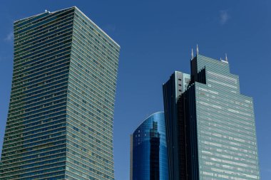 Kazakistan, Nur-Sultan, Kazakistan'ın Başkenti'nin Merkezinde mavi gökyüzünün arka planına karşı gökdelenler.