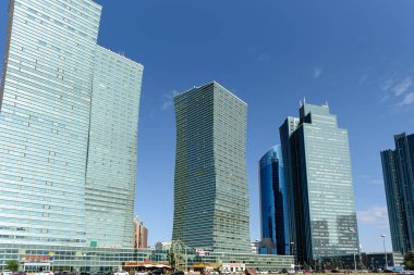Kazakistan, Nur-Sultan, Kazakistan'ın Başkenti'nin Merkezinde mavi gökyüzünün arka planına karşı gökdelenler.