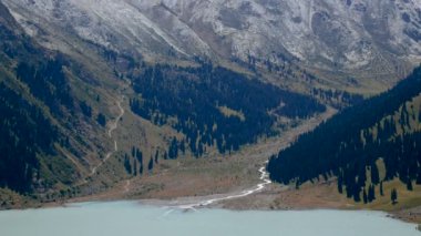 Almaty, Kazakistan kenti yakınlarındaki Tien Shan dağları. Büyük bir Almat gölü ve Tien Shan astronomik gözlemevi çevresinde.
