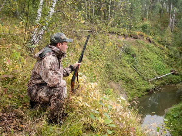 Cacciatore Con Una Pistola Traccia Gioco Nella Foresta Autunnale — Foto Stock