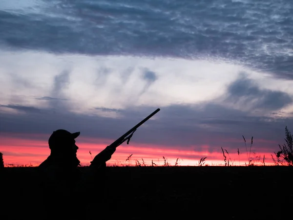 Silueta Cazador Con Arma Fondo Del Amanecer Hay Nubes Cielo — Foto de Stock