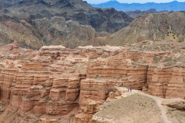Charyn Kanyonu, Charyn Nehri Vadisi. Kırmızı kayalar ve dikey kanyon. Almat bölgesi, Kazakistan.