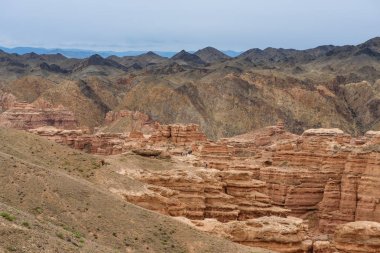 Charyn Kanyonu, Charyn Nehri Vadisi. Kırmızı kayalar ve dikey kanyon. Almat bölgesi, Kazakistan.
