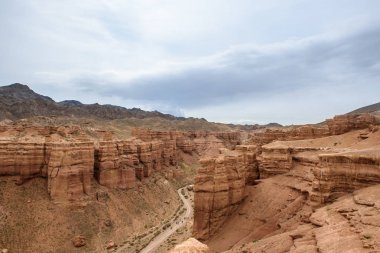 Charyn Kanyonu, Charyn Nehri Vadisi. Kırmızı kayalar ve dikey kanyon. Almat bölgesi, Kazakistan.