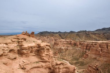 Charyn Kanyonu, Charyn Nehri Vadisi. Kırmızı kayalar ve dikey kanyon. Almat bölgesi, Kazakistan.
