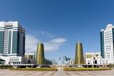Kazakistan'ın başkenti Nur-Sultan'ın merkezinde yüksek katlı binalar ve mimari anıtlar.