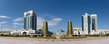 Kazakistan'ın başkenti Nur-Sultan'ın merkezinde yüksek katlı binalar ve mimari anıtlar.