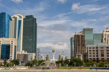Kazakistan'ın başkenti Nur-Sultan'ın merkezinde yüksek katlı binalar ve mimari anıtlar.