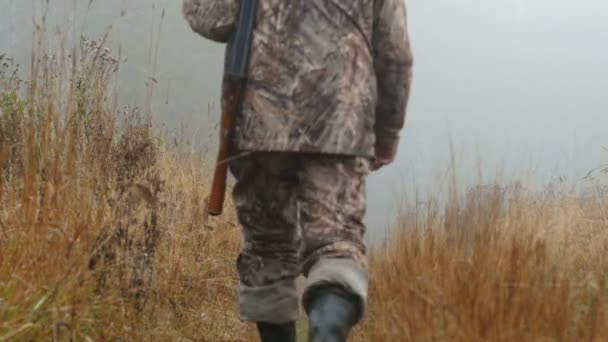 Der Jäger Ist Unterwegs Früher Morgen Nebel Herbst Gelbes Gras — Stockvideo