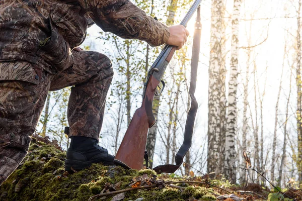 Avcı Sonbaharda Ormanda Elinde Silahla Günaydın Güneşli Hava — Stok fotoğraf