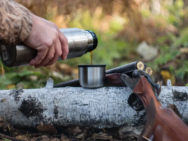 Avcı Avlanırken Termostan Çay Döker — Stok fotoğraf