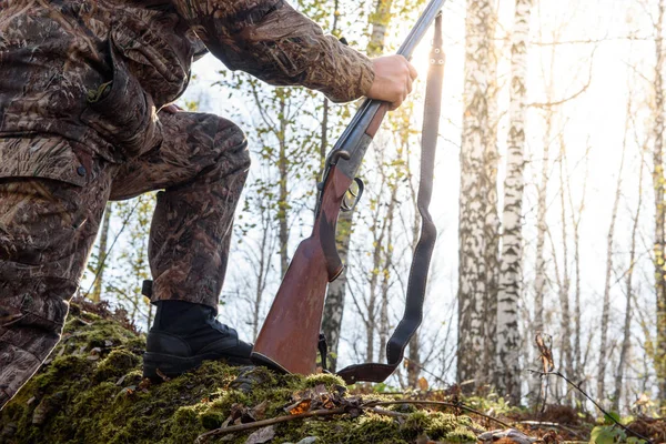 Hunter Otoño Bosque Con Arma Buenos Días Tiempo Soleado Imagen de stock