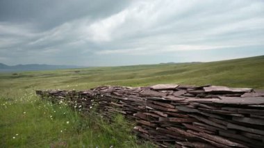 Yenisei Nehri kıyısındaki Oglakhty rezervinde bulutlu bir gökyüzü. Hakassia, Rusya.
