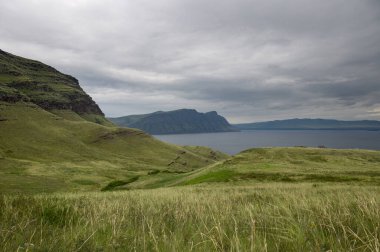 Yenisei Nehri kıyısındaki Oglakhty rezervinde bulutlu bir gökyüzü. Hakassia, Rusya.