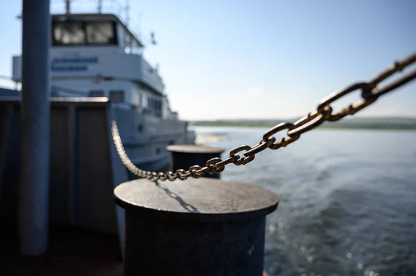 Feribottan Yenisei Nehri manzarası. Bir yaz günü Krasnoyarsk rezervuarı.