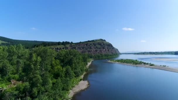 Drönare Flyger Över Flod Solig Dag Bredvid Hög Klippa Ryssland — Stockvideo