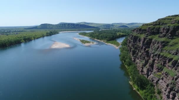 Dron Vuela Sobre Río Día Soleado Junto Alto Acantilado Rusia — Vídeo de stock