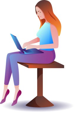 dizüstü bilgisayarıyla oturan bir kadın