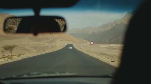 Wycieczka autostradą po pustyni. Przygoda Podróż po pustynnej drodze w Egipcie, 4k — Wideo stockowe