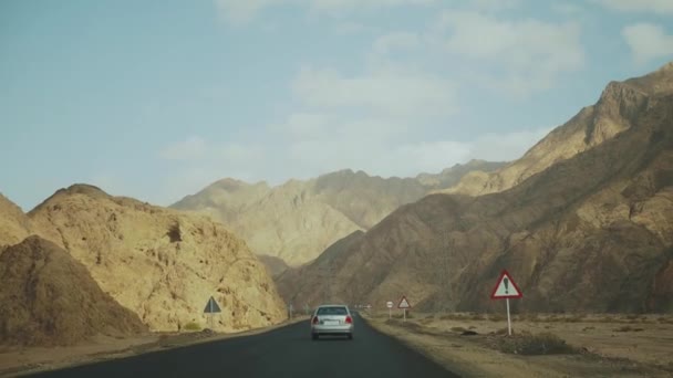 Viaje por carretera en el desierto. Aventura Viajar en un camino desierto en Egipto, 4k — Vídeos de Stock