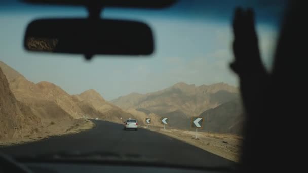 砂漠の高速道路での道路の旅。エジプトの砂漠の道、 4kの冒険旅行 — ストック動画