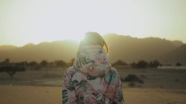 Hermosa mujer rubia caminando al atardecer en el desierto. Mujer pasando por el desierto, dunas, primer plano, cámara lenta, 4k — Vídeos de Stock