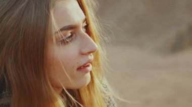 Gitar çalan ve çölde şarkı söyleyen yakın plan kadın gün batımında manzara, çöl arka planı, 4k