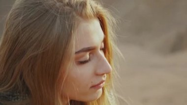 Gitar çalan ve çölde şarkı söyleyen yakın plan kadın gün batımında manzara, çöl arka planı, 4k