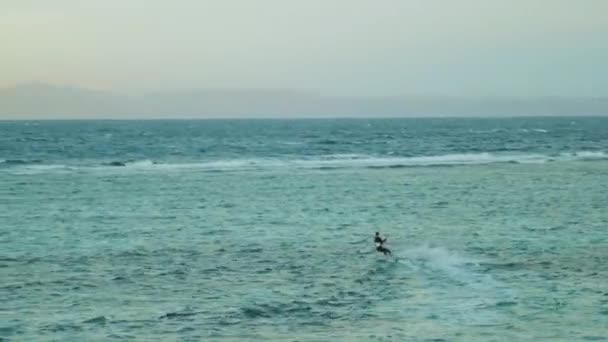 Cometa surfeando en aguas cristalinas en Dahab Egipto. Explorando el agua azul con montañas en el fondo y la gente windsurf y kitesurf, 4k — Vídeos de Stock