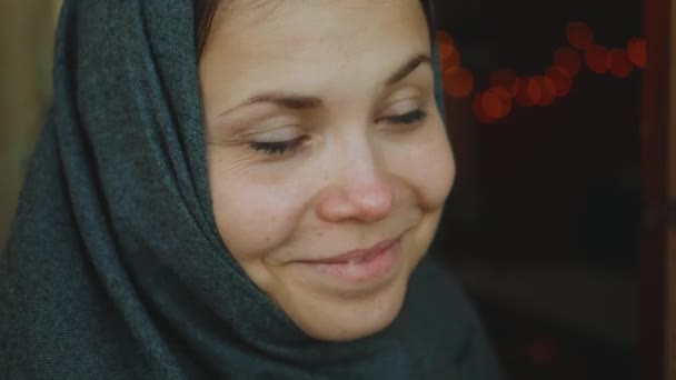 Retrato de mujer bonita con ojos azules sonriendo a la cámara, mujer en pañuelo para la cabeza, 4k — Vídeos de Stock