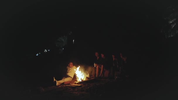 Groupe d'amis s'amuser près du feu de camp sur la plage près de la mer la nuit, pleine HD — Video