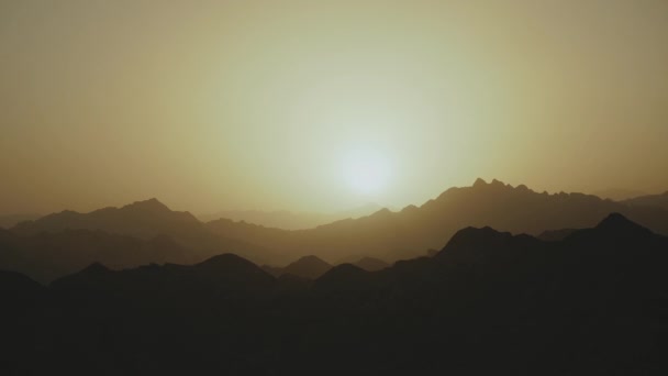 Силуэт гор, удивительный закат в горах пустыни Египет. Огни, исходящие от солнца, освещают небо, полное солнца. — стоковое видео