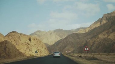 Çölde otoyol gezisi. Macera Yolculuğu Mısır 'da bir çöl yolunda, tam yol