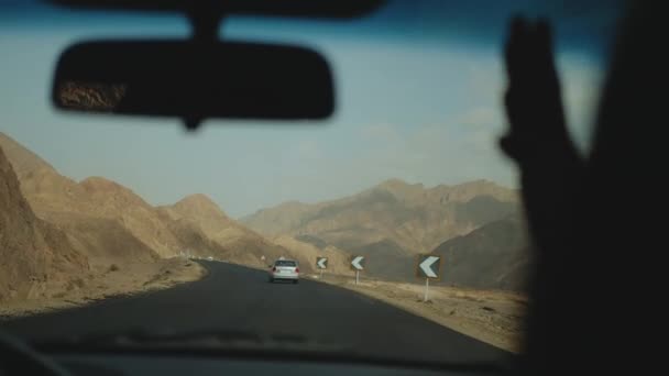 Road trip via de snelweg in de woestijn. Avontuur Reizen in een woestijn weg in Egypte, full hd — Stockvideo