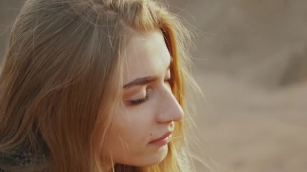 Close-up vrouw spelen gitaar en zingen in de woestijn in zonsondergang landschappen, woestijn bergen achtergrond, full hd — Stockvideo