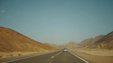 Çölde otoyol gezisi. Macera Yolculuğu Mısır 'da bir çöl yolunda, tam yol