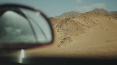 Araba penceresinden çöl manzaralı otoban gezisi. Macera Yolculuğu Mısır 'da bir çöl yolunda, tam yol