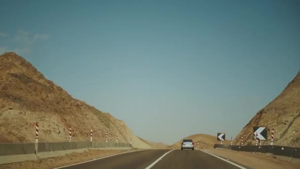 Viaje por carretera en el desierto. Aventura Viajar en un camino desierto en Egipto, full hd — Vídeo de stock