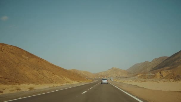 Дорожня подорож по шосе в пустелі. Подорож пригодами по пустинній дорозі в Єгипет, повний сир — стокове відео