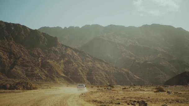 Road trip via de snelweg in de woestijn. Avontuur Reizen in een woestijn weg in Egypte, full hd — Stockvideo