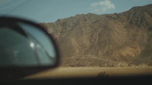 Road trip via de snelweg in de woestijn oogpunt van auto-venster. Avontuur Reizen in een woestijn weg in Egypte, full hd — Stockvideo