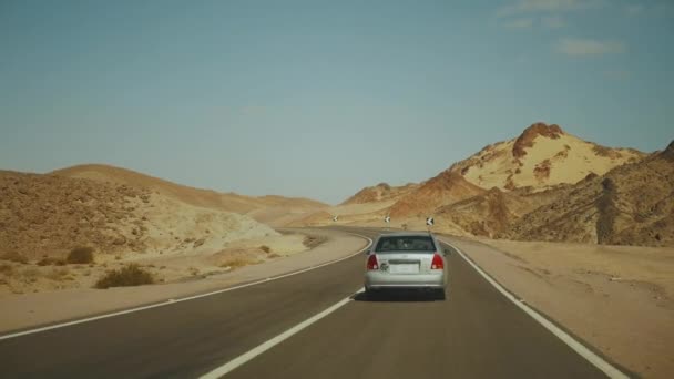 Road trip via de snelweg in de woestijn. Avontuur Reizen in een woestijn weg in Egypte, full hd — Stockvideo